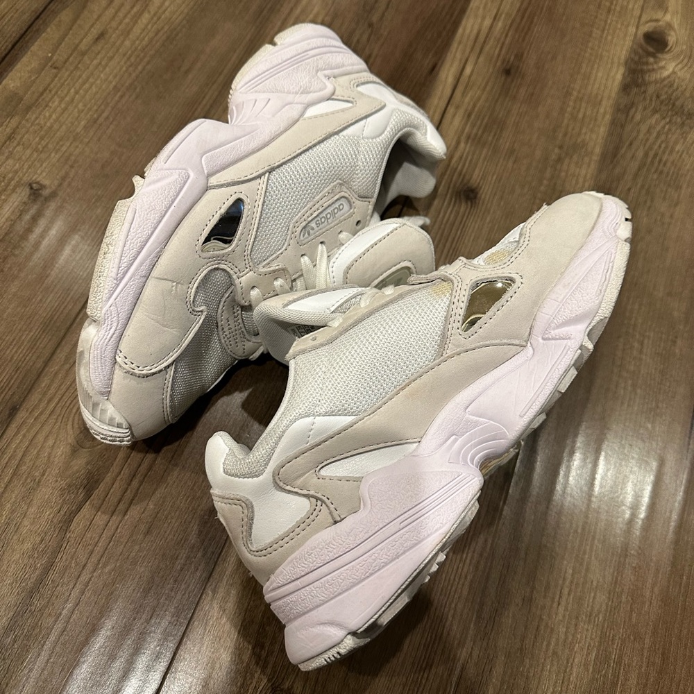 Used Women Adidas sneakers in size 6. Color white and in great condition.